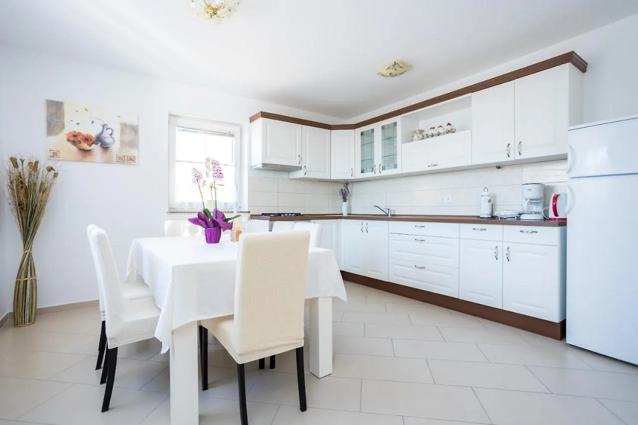 Apartmani Sandra Malinska Sveti Vid-Miholjice