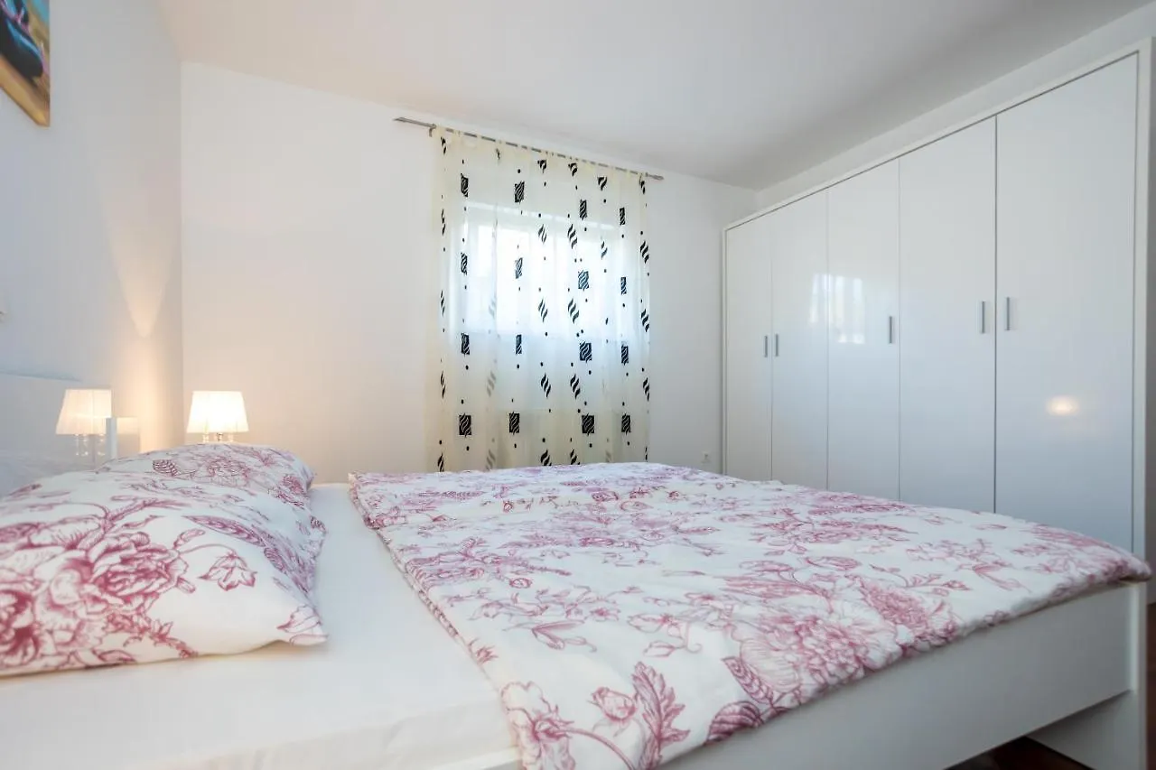Apartmani Sandra Malinska Sveti Vid-Miholjice 0*,  Croatia