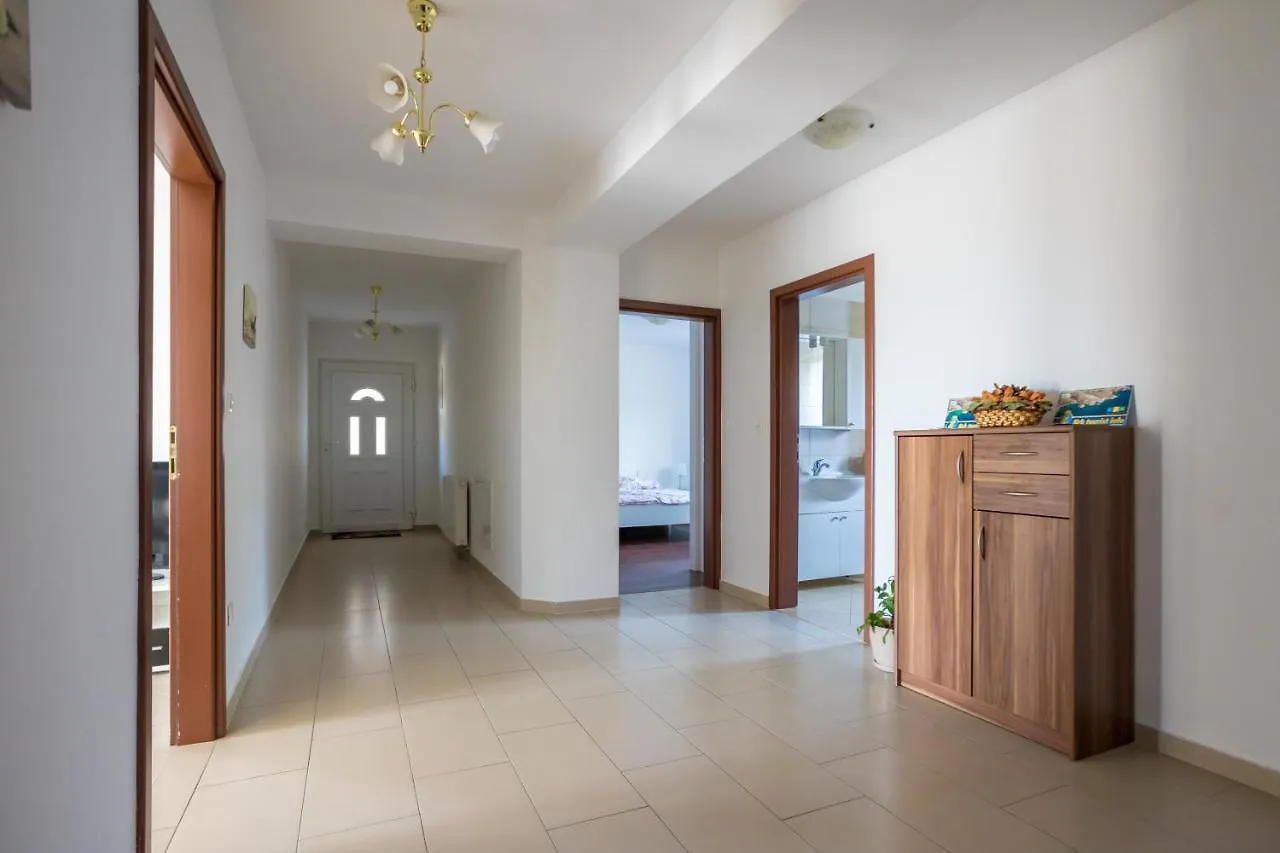 Apartmani Sandra Malinska Sveti Vid-Miholjice Croatia